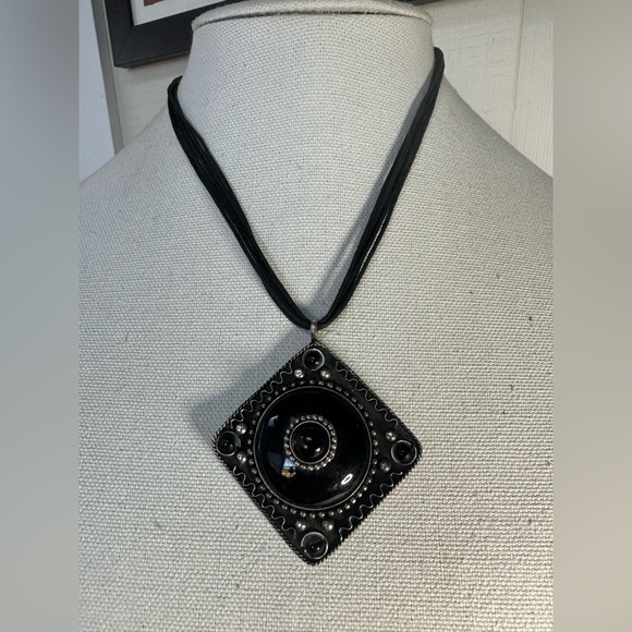 Four black bead and statement necklaces - Picture 4 of 7